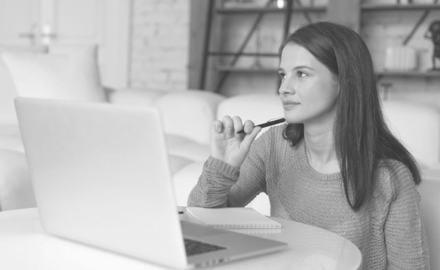 Equipo de proveniqeska trabajando en análisis financiero colaborativo
